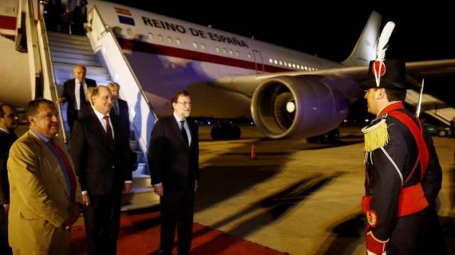 Rajoy, acompañado por el vicecanciller argentino, Daniel Raimondi, a su llegada al aeropuerto internacional de Ezeiza / EFE Leer más:  Rajoy llega a Buenos Aires para reunirse mañana con Macri (Foto: EFE)