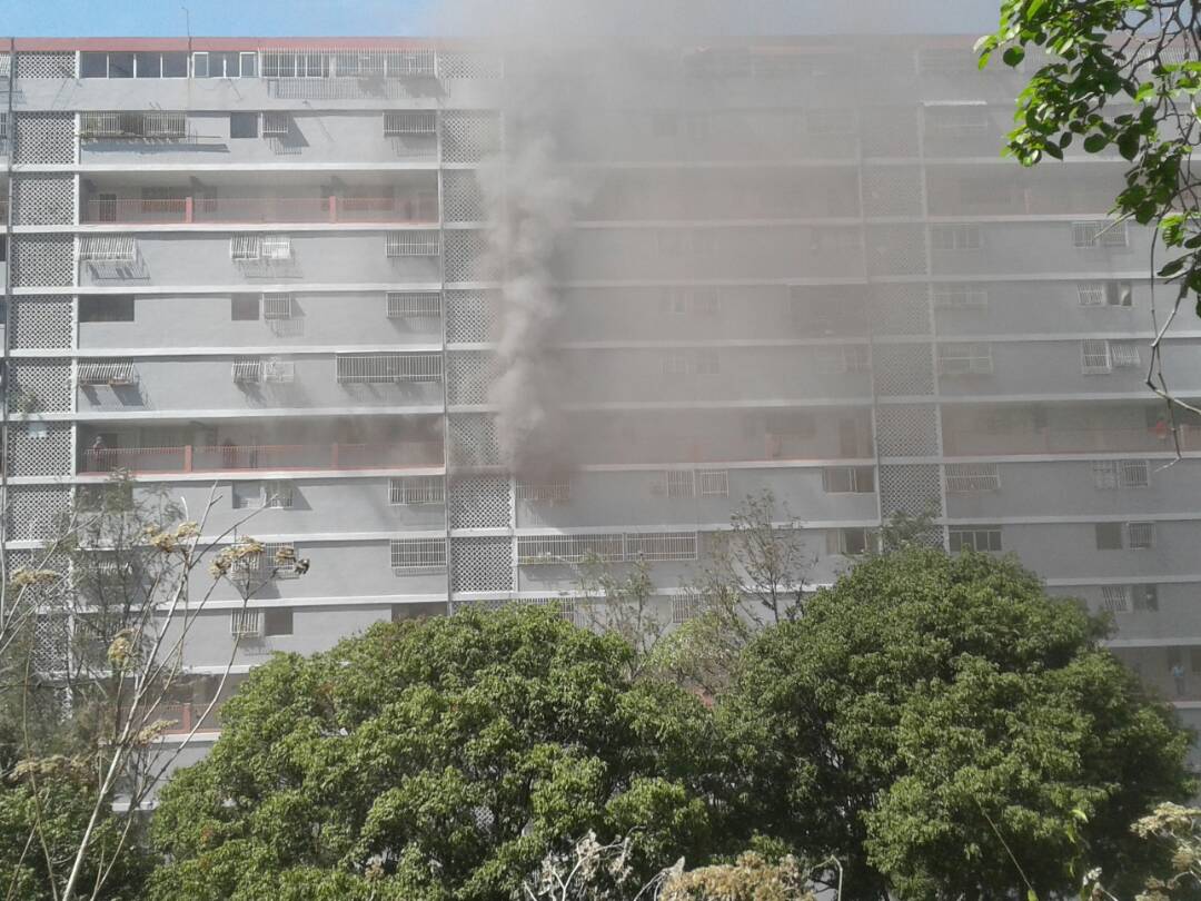 Reportan incendio en la urbanización Simón Rodríguez en Caracas (fotos)