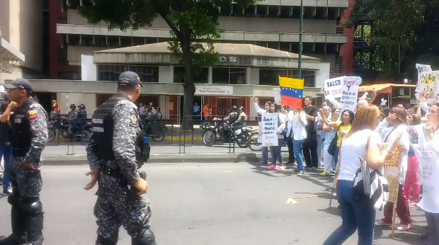 Médicos y enfermeros de la Maternidad Concepción Palacios cerraron la avenida San Martín (videos)