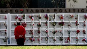 Universidad de Chile homenajea a 104 estudiantes desaparecidos en dictadura