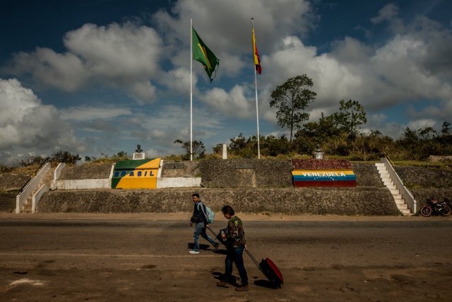 Venezolanos cruzan la frontera hacia Brasil. Credit Meridith Kohut para The New York Times