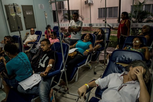 Pacientes que esperaban para ser atendidos en el Hospital General de Roraima, en Boa Vista, donde el personal ha visto el incremento de la población diaria de pacientes de 400 a 1000, debido a la ola de migrantes venezolanos. Credit Meridith Kohut para The New York Times