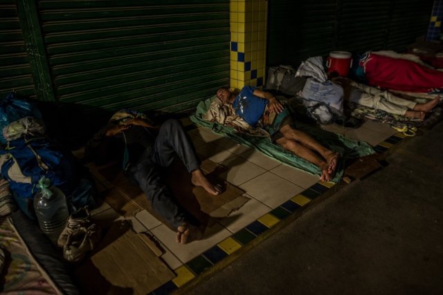 Muchos migrantes venezolanos pasan la noche durmiendo en las calles. Credit Meridith Kohut para The New York Times