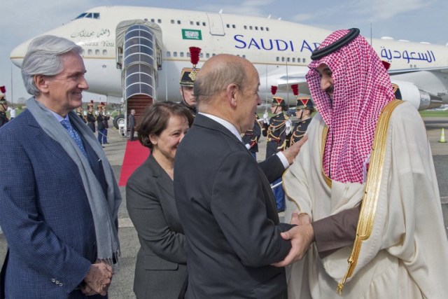 FEl ministro francés de Asuntos Exteriores, Jean-Yves Le Drian, da la bienvenida al príncipe heredero de Arabia Saudita, el príncipe Mohammed bin Salman, el domingo. Foto: Ahmed Nureldine / AFP