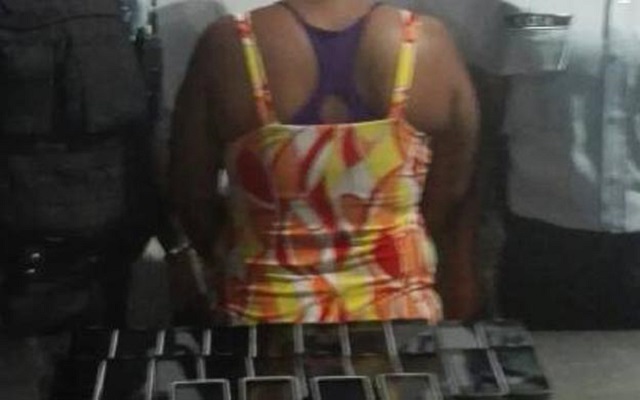 Mujer detenida con 24 celulares // Foto vía La Verdad