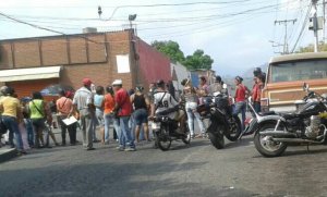 Vecinos de Cúa protestan frente a la alcaldía por falta de agua #26Abr (fotos)