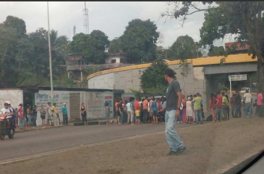 Por falta de agua y comida trancaron las calles en Maturín #10Abr (Fotos)