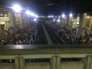 Reportan fuertes retrasos en el Metro de Caracas #4Abr