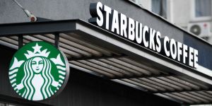 Por esta razón arrestaron a dos hombres en un Starbucks de Filadelfia (Videos)