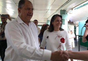 Presidente de Costa Rica emite voto y pide superar diferencias de campaña