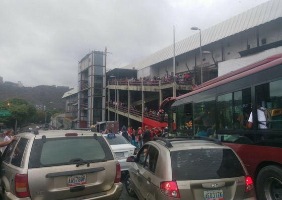 Foto: Protestan en el terminal La Bandera por irregularidades en la venta de pasajes / Danilo González