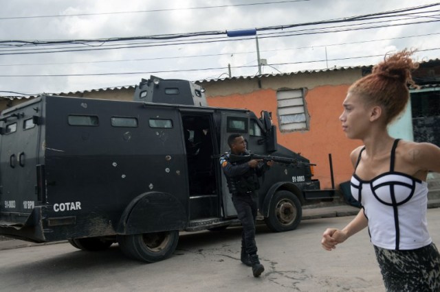  Un oficial de la Policía Militar patrulla durante una operación en la favela "Cidade de Deus" (Ciudad de Dios) en Río de Janeiro, Brasil, el 3 de mayo de 2018. / AFP PHOTO / MAURO PIMENTEL
