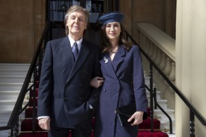 Paul McCartney es nombrado “Acompañante de Honor” por la reina Isabel II