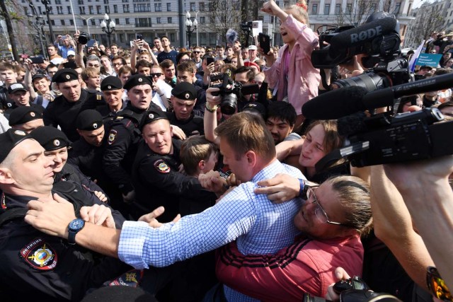 Russian riot police officers detain opposition leader Alexei Navalny during an unauthorized anti-Putin rally on May 5, 2018 in Moscow, two days ahead of Vladimir Putin's inauguration for a fourth Kremlin term. / AFP PHOTO / Kirill KUDRYAVTSEV