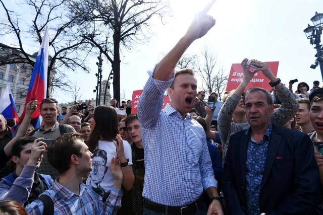 Russian opposition leader Alexei Navalny shouts slogans during an unauthorized anti-Putin rally on May 5, 2018 in Moscow, two days ahead of Vladimir Putin's inauguration for a fourth Kremlin term. / AFP PHOTO / Kirill KUDRYAVTSEV