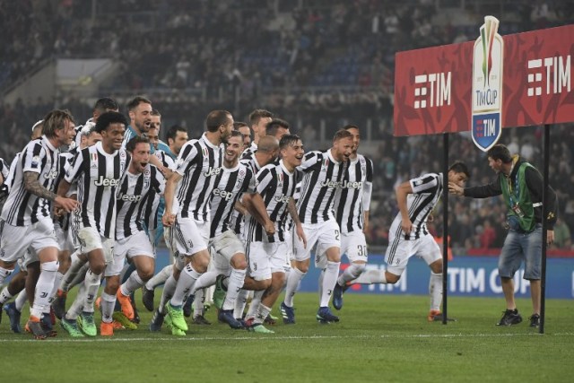 Los jugadores de Juventus celebran después de ganar la final italiana de la Copa Tim (Coppa Italia) Juventus contra el AC Milan en el estadio olímpico el 9 de mayo de 2018 en Roma.  Tiziana FABI / AFP