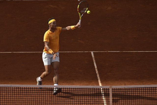 El español Rafael Nadal devuelve la pelota al dominicano Dominic Thiem durante su partido de cuartos de final del ATP Madrid Open en la Caja Mágica de Madrid el 11 de mayo de 2018.  OSCAR DEL POZO / AFP