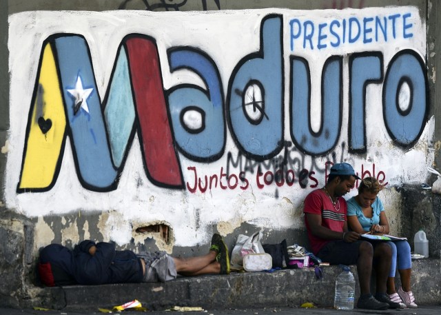 Los ciudadanos venezolanos se enfrentarán a las elecciones presidenciales del 20 de mayo en medio de una crisis socioeconómica severa, con hiperinflación estimada en 13.800% por el FMI para 2018, y la escasez de alimentos, medicinas y otros productos básicos.