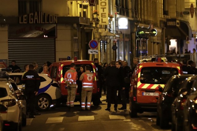 La alcaldesa de París, Anne Hidalgo (C), habla con miembros del servicio de emergencia en una calle del centro de París después de que un hombre armado con un cuchillo mató a varios y varios resultaron heridos. La policía mató a tiros en París el 12 de mayo de 2018. el ataque tuvo lugar cerca de la casa de ópera principal de la ciudad. La policía indicó que el atacante había sido "vencido" y sus motivos son desconocidos. / AFP PHOTO / Thomas SAMSON