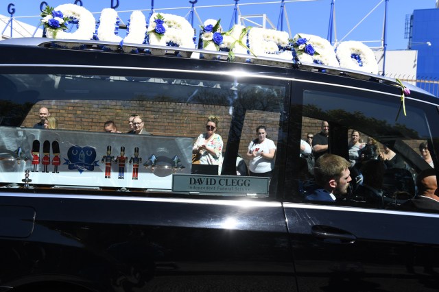 Un coche fúnebre que transportaba el ataúd del niño británico Alfie Evans pasa por el estadio Goodison Park de Everton en Liverpool mientras su familia lo recostaba el 14 de mayo de 2018. / AFP PHOTO / Paul ELLIS