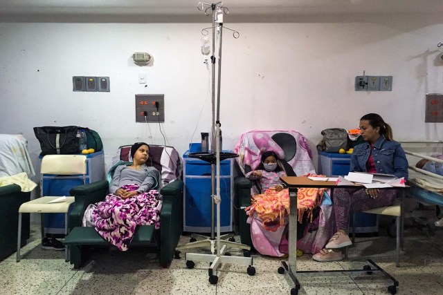 Two girls receive chemotherapy at the "Dr. JM de los Rios" Children's Hospital in Caracas on April 10, 2018. The crisis in Venezuela has hit children's health, with an increase of 30,12% in child mortality according to the most recent official sources. / AFP PHOTO / FEDERICO PARRA