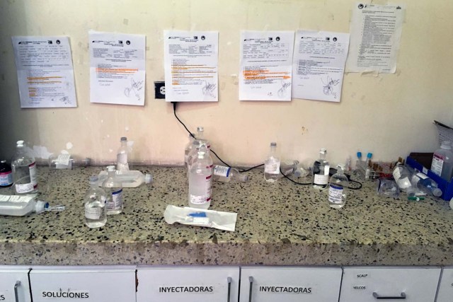 Los suministros de quimioterapia se ven en el Hospital de Niños "Dr. JM de los Ríos" en Caracas el 10 de abril de 2018. / AFP PHOTO / FEDERICO PARRA