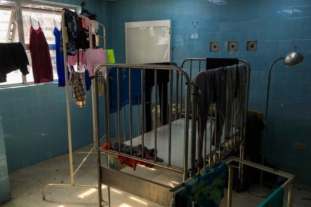 La ropa de los pacientes colgada   en el Hospital de Niños "Dr. JM de los Ríos" en Caracas el 10 de abril de 2018. / AFP PHOTO / FEDERICO PARRA