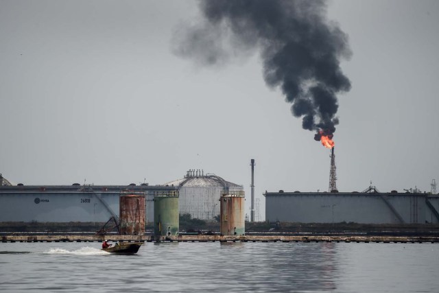 View of an oil refinery in the Maracaibo lake, on May 2, 2018 in Maracaibo, Venezuela Amid blackouts, skyrocketing prices, shortage of food, medicine and transportation, Venezuelans go to elections next May 20 anguished to survive one of the worst crisis in the oil country. / AFP PHOTO / Federico PARRA