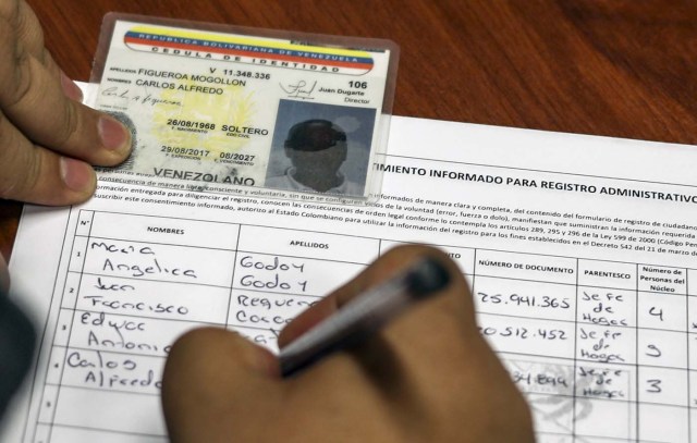 Venezuelan Carlos Figueroa is registered as a migrant at the "Personeria" in Medellin, Colombia, on April 16, 2018. Exiled Venezuelans have no expectations of the presidential election taking place next May 20 in their home country. / AFP PHOTO / JOAQUIN SARMIENTO