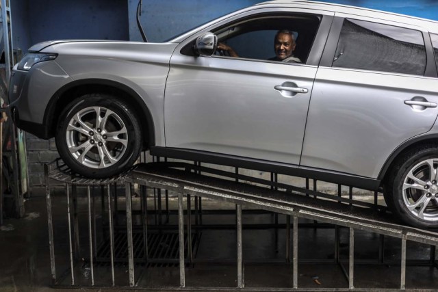 Venezuelan Carlos Figueroa poses for a photo at a car wash in Medellin, Colombia, on May 15, 2018. Exiled Venezuelans have no expectations of the presidential election taking place next May 20 in their home country. / AFP PHOTO / JOAQUIN SARMIENTO