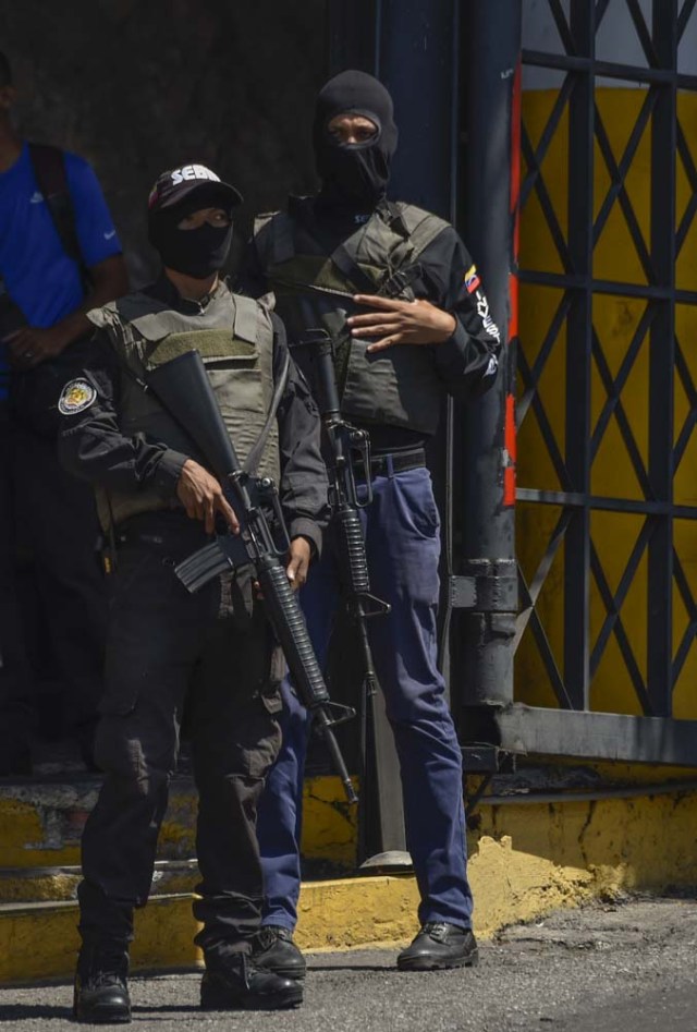 Security forces are seen at the entrance of El Helicoide, the headquarters of the Bolivarian National Intelligence Service (SEBIN), in Caracas, on May 17, 2018, where Venezuelan opponents and a US citizen have seized control of the detention centre. The Venezuelan opponents and a US Mormon missionary, who took control of the cell block area on the eve, are demanding the release of prisoners, according to videos broadcast on social networks. / AFP PHOTO / Juan BARRETO