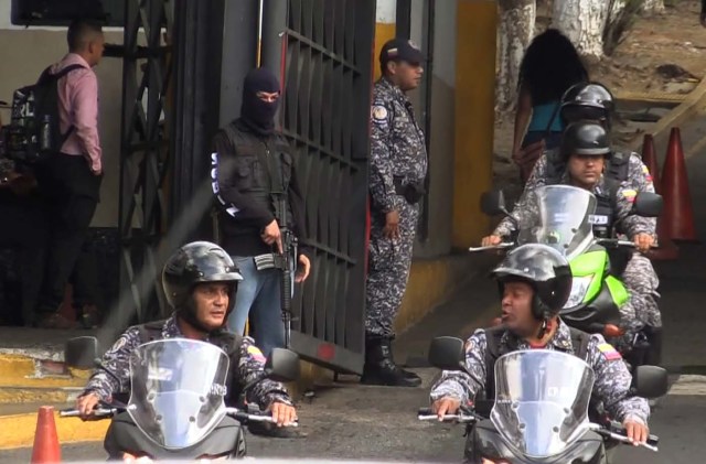 Security forces are seen at the entrance of El Helicoide, the headquarters of the Bolivarian National Intelligence Service (SEBIN), in Caracas, on May 17, 2018, where Venezuelan opponents and a US citizen have seized control of the detention centre. The Venezuelan opponents and a US Mormon missionary, who took control of the cell block area on the eve, are demanding the release of prisoners, according to videos broadcast on social networks. / AFP PHOTO / AFP TV / Jesus OLARTE