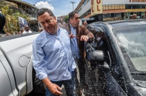 Candidato Bertucci metió la nariz en El Helicoide y lo corrieron con agua (FOTOS)