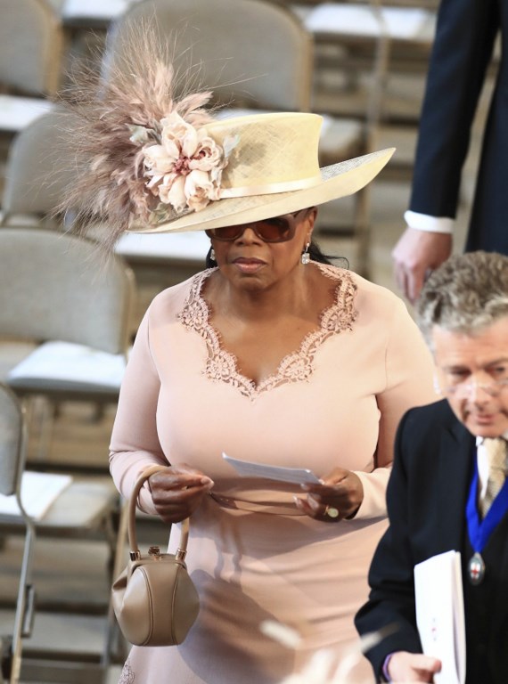 US talk show host Oprah Winfrey arrives inside St George's Chapel, Windsor Castle, in Windsor, on May 19, 2018 to attend the wedding ceremony of Britain's Prince Harry, Duke of Sussex and US actress Meghan Markle. / AFP PHOTO / POOL / Danny Lawson
