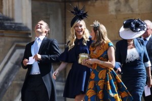 Chelsy Davy llegó muy sonriente a la boda real de su ex novio Harry (Fotos)