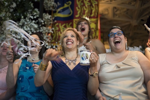 US Royal wedding fans watch a live broadcast of the wedding of their compatriot Meghan Markle to Britain's Prince Harry in the early hours on May 19, 2018 in Washington, DC. / AFP PHOTO / Eric BARADAT