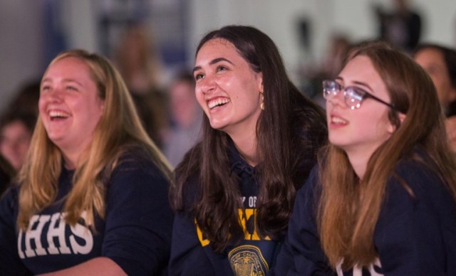 Students of Immaculate Heart High School and Middle School watch a live broadcast of the wedding of Meghan Markle, who graduated from Immaculate Heart in 1999, to Britain's Prince Harry on May 19, 2018. / AFP PHOTO / DAVID MCNEW