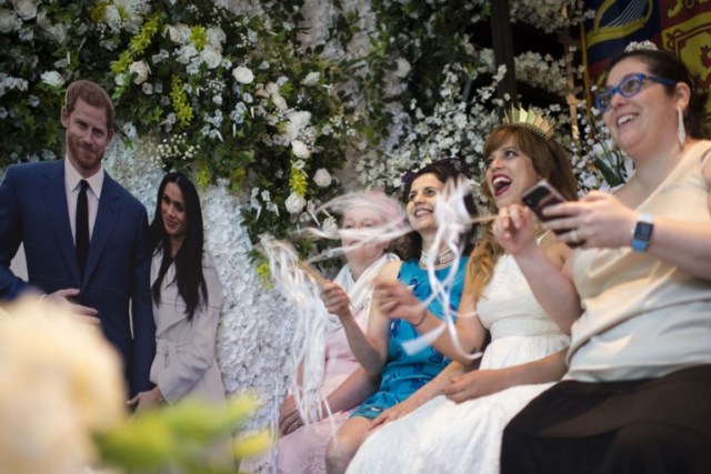 US Royal wedding fans watch a live broadcast of the wedding of their compatriot Meghan Markle to Britain's Prince Harry in the early hours on May 19, 2018 in Washington, DC. / AFP PHOTO / Eric BARADAT