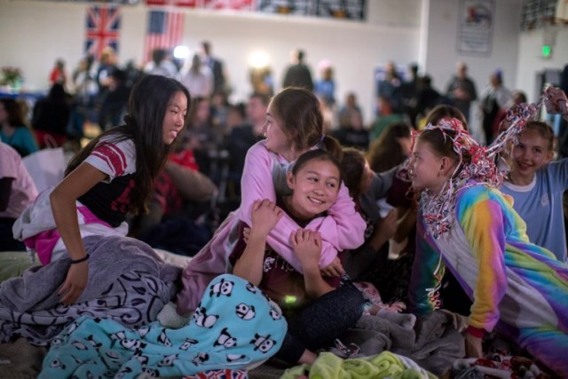 Students of Immaculate Heart High School and Middle School watch a live broadcast of the wedding of Meghan Markle, who graduated from Immaculate Heart in 1999, to Britain's Prince Harry on May 19, 2018. / AFP PHOTO / DAVID MCNEW