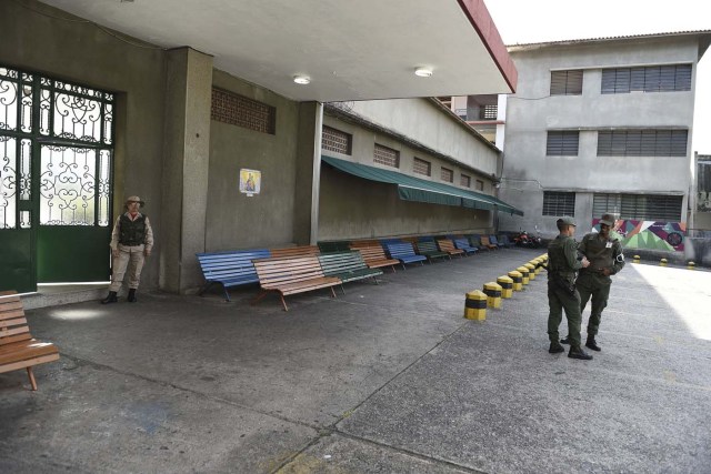 Venezuelan military personnel guard a polling station during the presidential elections in Caracas on May 20, 2018 Venezuelans, reeling under a devastating economic crisis, began voting Sunday in an election boycotted by the opposition and condemned by much of the international community but expected to hand deeply unpopular President Nicolas Maduro a new mandate / AFP PHOTO / Carlos Becerra