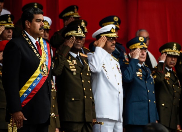 El presidente venezolano, Nicolás Maduro (izq.) Y miembros del alto mando militar asisten a una ceremonia de honor militar en Caracas el 24 de mayo de 2018. / AFP PHOTO / Juan BARRETO