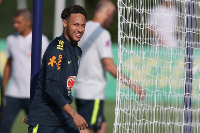El delantero brasileño Neymar participa en una sesión de entrenamiento en el Enfield Training Center de Tottenham Hotspur, al noreste de Londres, el 28 de mayo de 2018, antes de su partido amistoso de fútbol internacional contra Croacia.  Daniel LEAL-OLIVAS / AFP