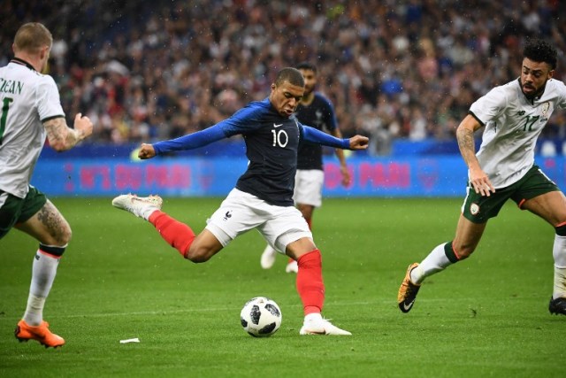 El delantero francés Kylian Mbappe tira el balón durante el partido amistoso de fútbol entre Francia e Irlanda en el estadio Stade de France, en Saint-Denis, en las afueras de París, el 28 de mayo de 2018. / AFP PHOTO / FRANCK FIFE
