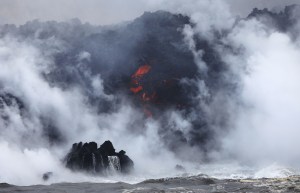 Un peligroso fenómeno se presenta en Hawái al llegar lava volcánica al mar