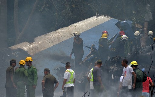 El personal de emergencia trabaja en el lugar del accidente después de que un avión de Cubana de Aviación se estrelló después de despegar del aeropuerto José Martí de La Habana el 18 de mayo de 2018. Un avión de pasajeros de las vías aéreas cubanas con 113 personas a bordo se estrelló poco después de despegar del aeropuerto de La Habana, informaron los medios estatales. El Boeing 737 operado por Cubana de Aviación se estrelló "cerca del aeropuerto internacional", informó la agencia estatal Prensa Latina. Fuentes del aeropuerto dijeron que el avión se dirigía desde la capital hacia la ciudad oriental de Holguín. / AFP PHOTO / Yamil LAGE