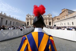 La Guardia Suiza estrena un nuevo casco de plástico realizado con impresora 3D