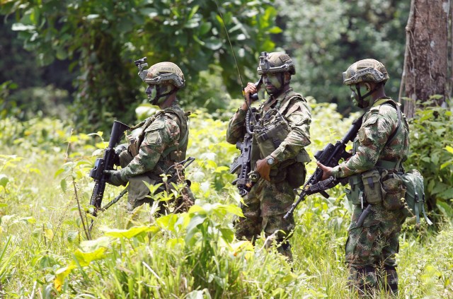 Soldados colombianos vigilan la frontera con Ecuador en Nariño, Colombia. 18 de abril, 2018. REUTERS/Fredy Builes