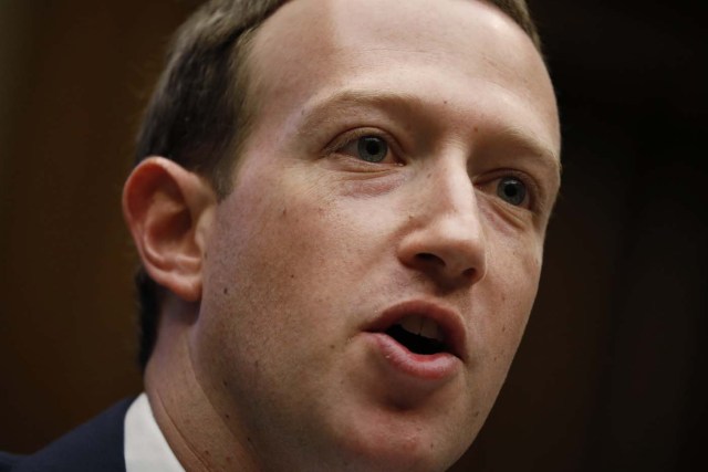 El CEO de Facebook, Mark Zuckerberg, testifica ante una audiencia del Comité de Energía y Comercio de la Cámara sobre el uso y la protección de datos de usuarios en el capitolio, Washington, EEUU, 11 de abril de 2018. REUTERS / Aaron P. Bernstein