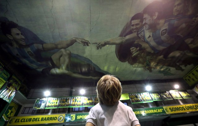 Un niño mirando un mural en el techo del club Sportivo Pereyra en Buenos Aires, abr 26, 2018. REUTERS/Marcos Brindicci  PROHIBIDA SU REVENTA Y ALMACENAJE