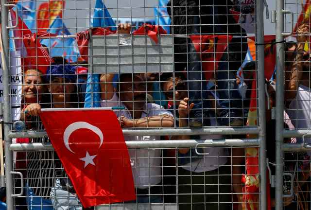 La gente se reúne en una plaza durante una concentración del Primero de Mayo en Estambul, Turquía el 1 de mayo de 2018. REUTERS / Osman Orsal